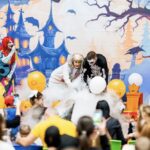 Halloween-ul aduce distracție la Iulius Town Timișoara: personaje năzdrăvane, parada costumelor, face painting, roboți și multe surprize